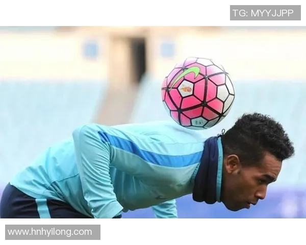 足球巨星赛场落泪瞬间引发热议展现拼搏背后真实情感