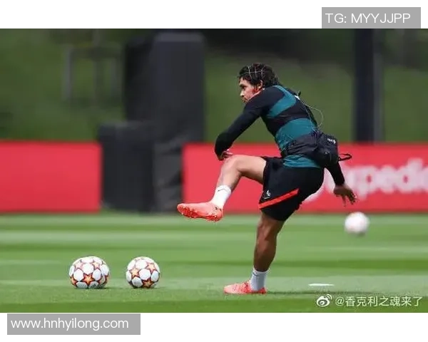 阿诺德任意球技术突破惊艳世界足球场展现无与伦比的精准与威力